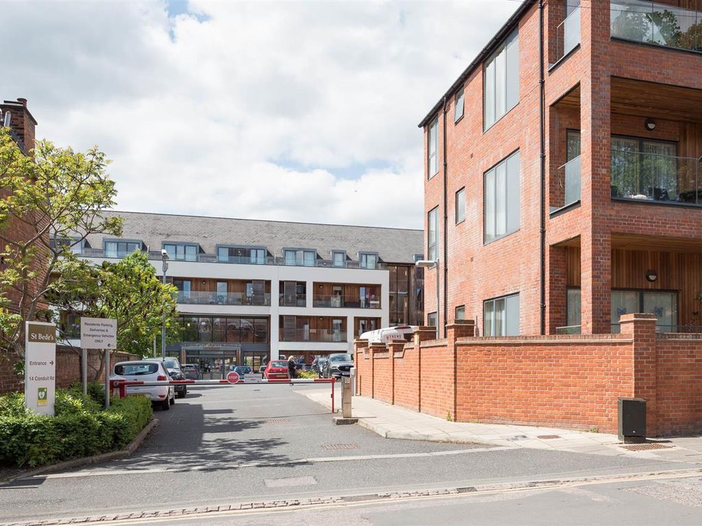 2 bed flat for sale in St Bedes, Conduit Road, Bedford MK40, £180,000