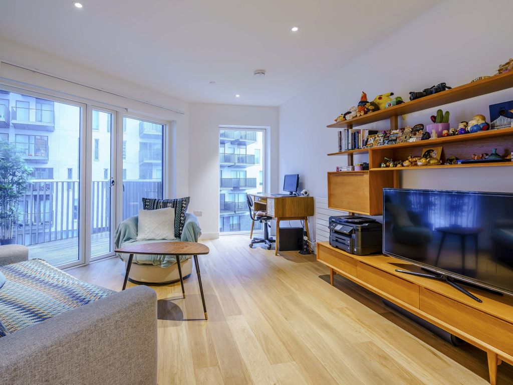 1 bed flat for sale in Maud Street, London E16, £310,000