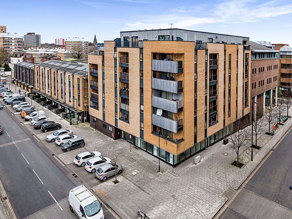 3 bed penthouse for sale in Briton Street, Southampton SO14, £325,000