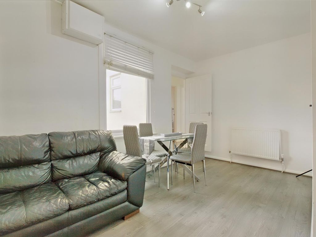 2 bed flat for sale in Boswell Road, Thornton Heath CR7, £240,000