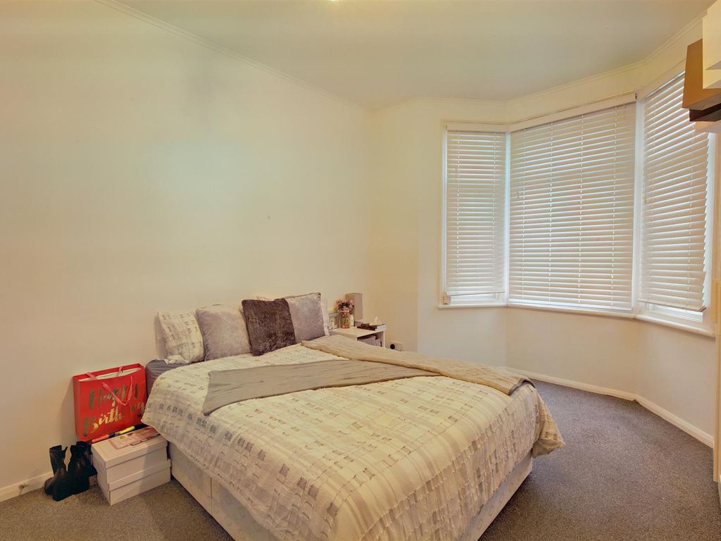 2 bed flat for sale in Boswell Road, Thornton Heath CR7, £240,000