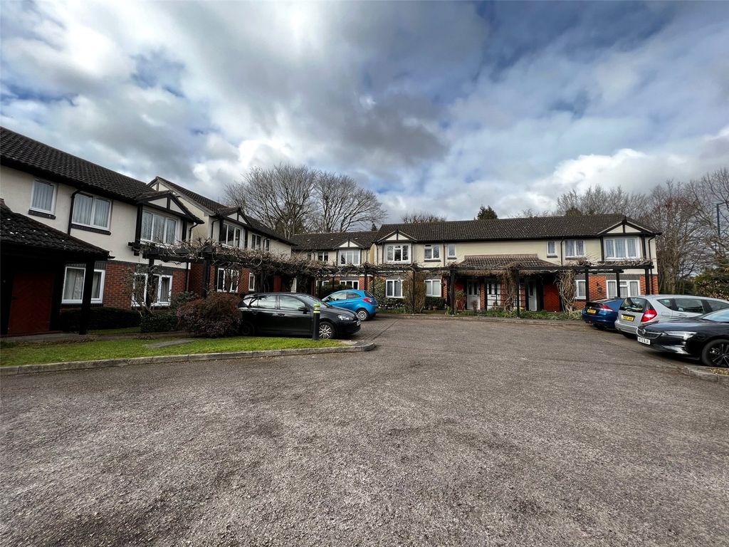 2 bed flat for sale in Olton Mere, Warwick Road, Solihull, West Midlands B92, £145,000