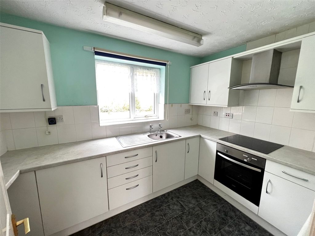 2 bed flat for sale in Olton Mere, Warwick Road, Solihull, West Midlands B92, £145,000