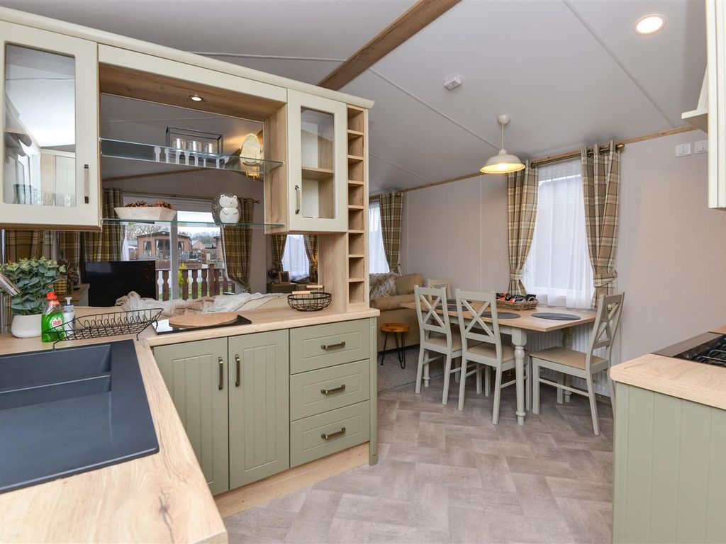 2 bed mobile/park home for sale in Borwick Lane, Dock Acres, Carnforth LA6, £80,000