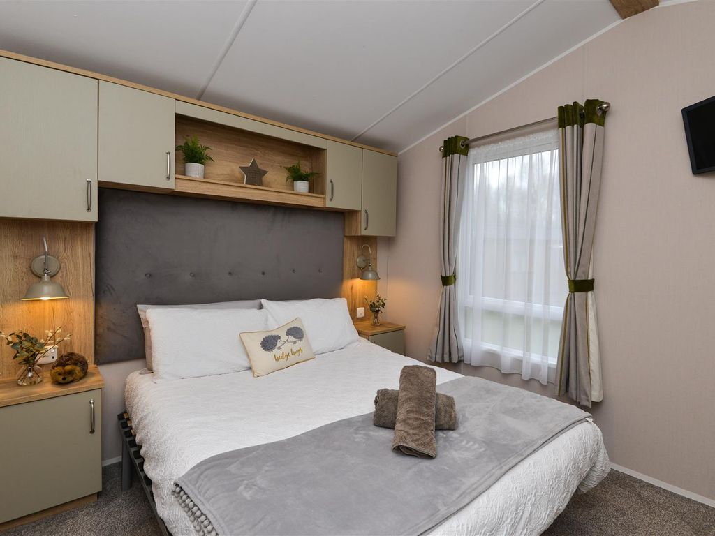 2 bed mobile/park home for sale in Borwick Lane, Dock Acres, Carnforth LA6, £80,000