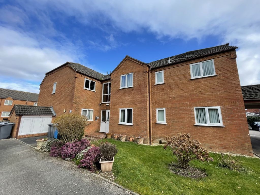 1 bed flat for sale in Heather Close, Thornton FY5, £70,000