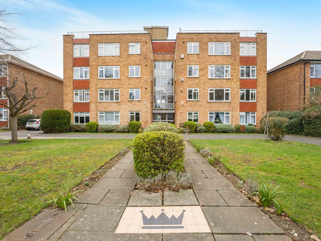 2 bed flat for sale in Beddington Gardens, Wallington SM6, £215,000