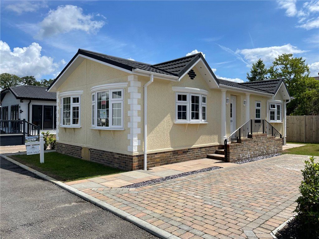 2 bed bungalow for sale in Victoria Gardens, Barkham Ride, Finchampstead RG40, £325,000