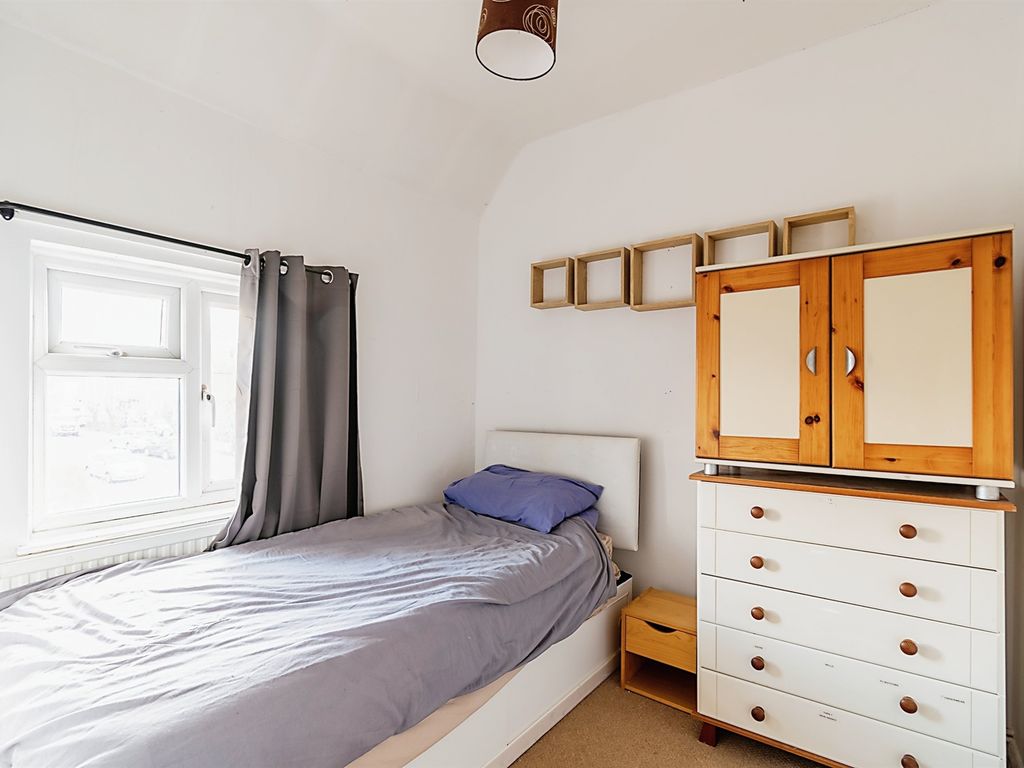 2 bed maisonette for sale in Audley Road, Chippenham SN14, £140,000