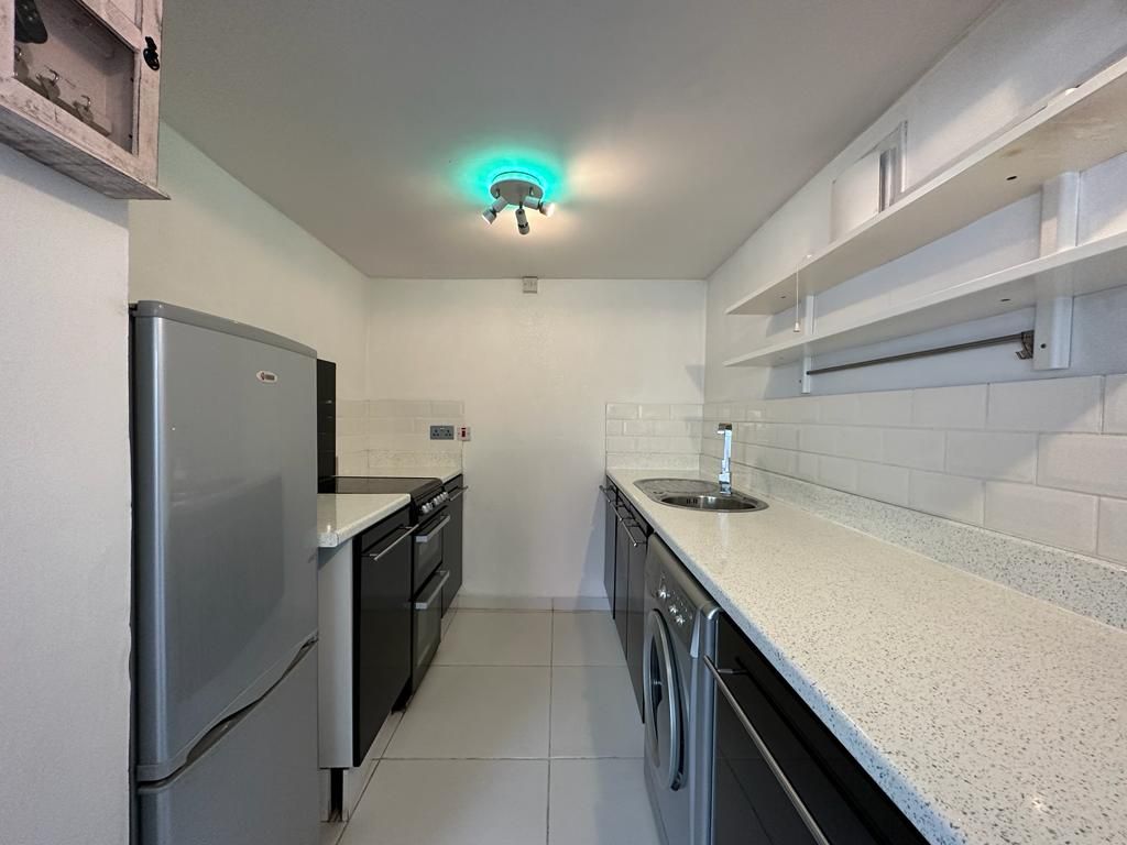 1 bed flat for sale in Rose Valley, Brentwood CM14, £260,000