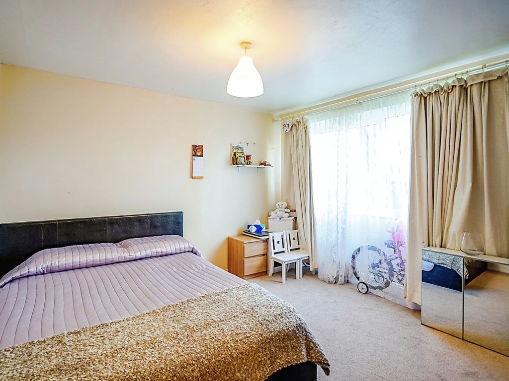 2 bed flat for sale in Chenies Court, Hemel Hempstead HP2, £225,000