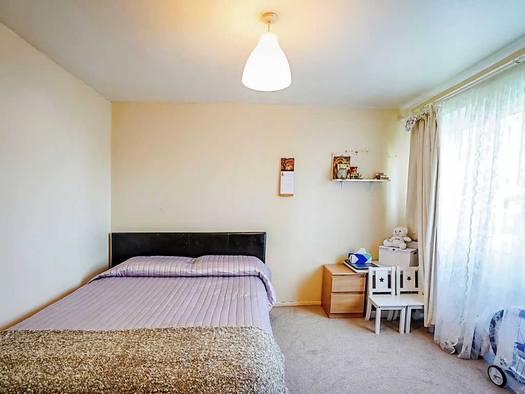 2 bed flat for sale in Chenies Court, Hemel Hempstead HP2, £225,000
