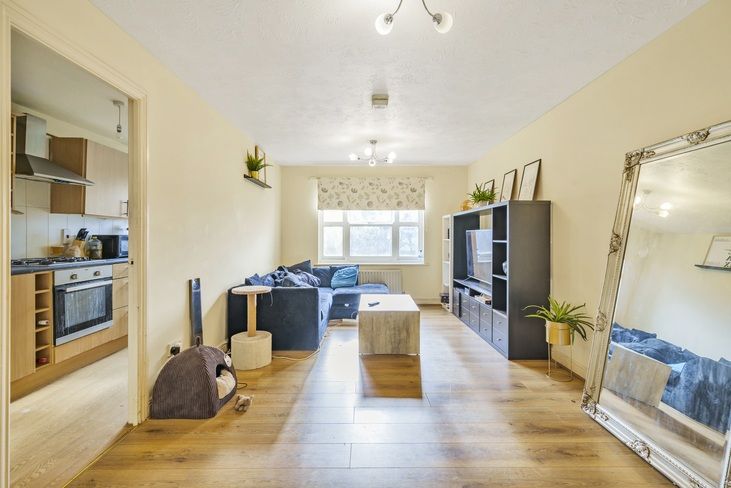 3 bed flat for sale in Ambergate, Brixton, Greater London SW2, £250,000
