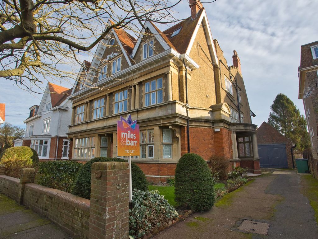 2 bed flat for sale in Grimston Gardens, Folkestone CT20, £200,000