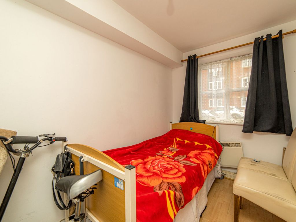 2 bed flat for sale in Riverbank Way, Ashford TN24, £150,000