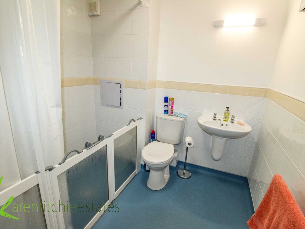2 bed flat for sale in Greenmount Court, Heaton BL1, £85,000