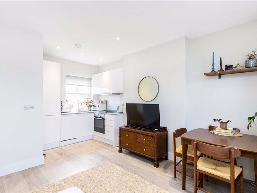 1 bed flat for sale in Aldworth Grove, London SE13, £275,000