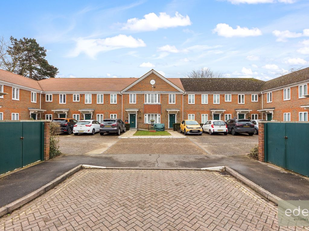 2 bed flat for sale in Nevill Court, West Malling ME19, £220,000