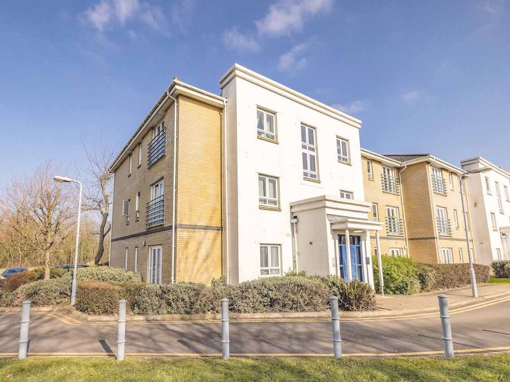 2 bed flat for sale in Sovereign Heights, Langley SL3, £270,000
