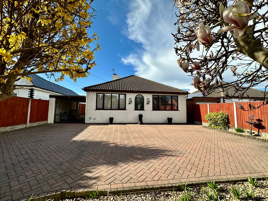 3 bed detached bungalow for sale in Doncaster Road, Hatfield, Doncaster DN7, £285,000