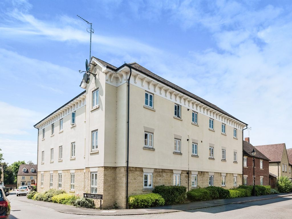 2 bed flat for sale in Ashcombe Crescent, Witney OX28, £205,000