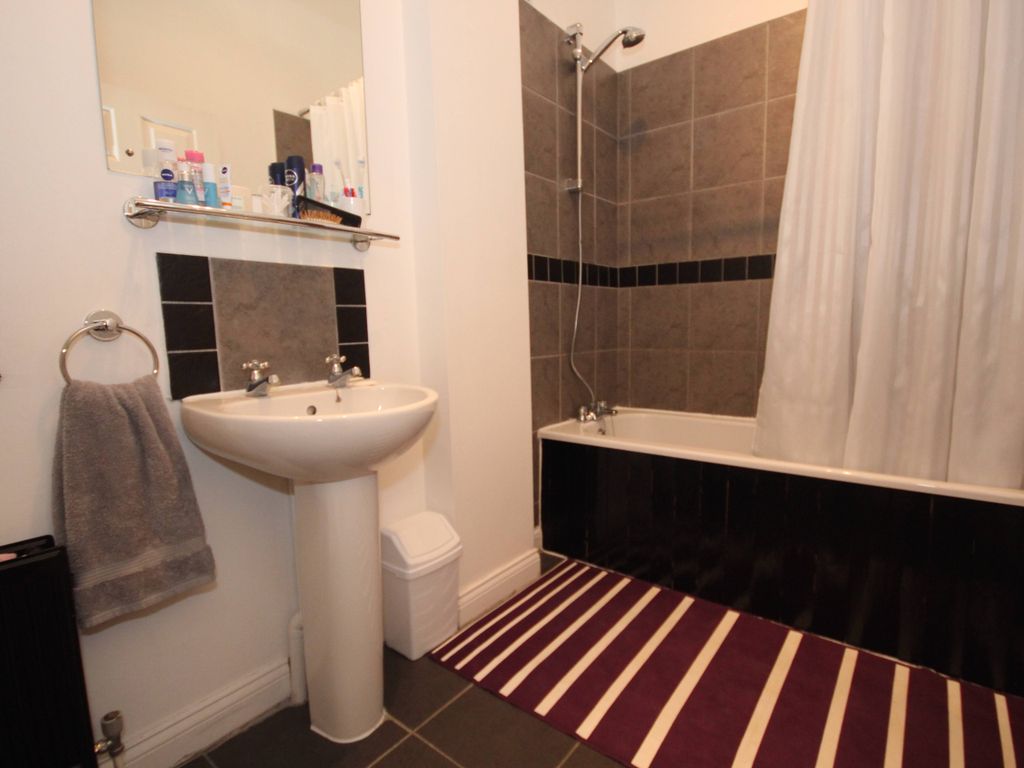 2 bed flat for sale in Market Square, Buckingham MK18, £239,995