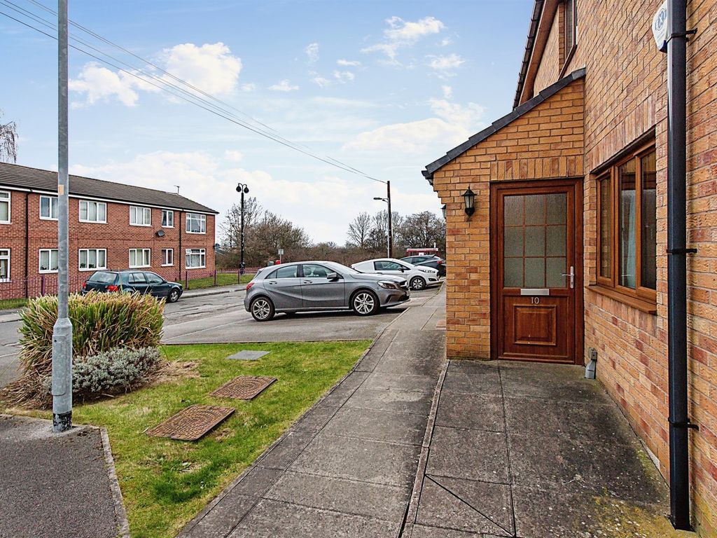 2 bed flat for sale in Stansfield Close, Castleford WF10, £95,000