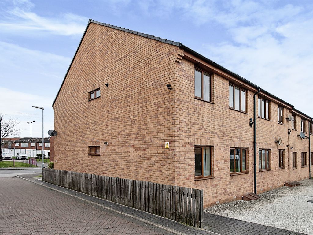 2 bed flat for sale in Stansfield Close, Castleford WF10, £95,000