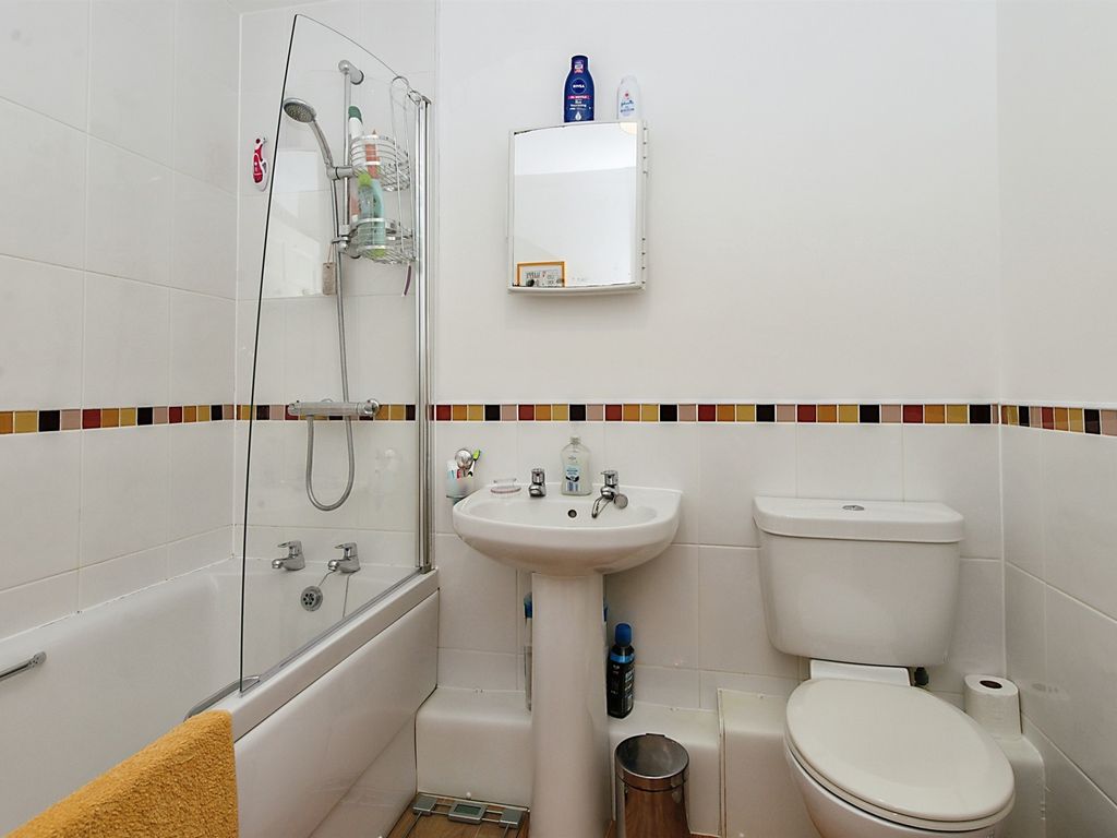 2 bed flat for sale in Stansfield Close, Castleford WF10, £95,000