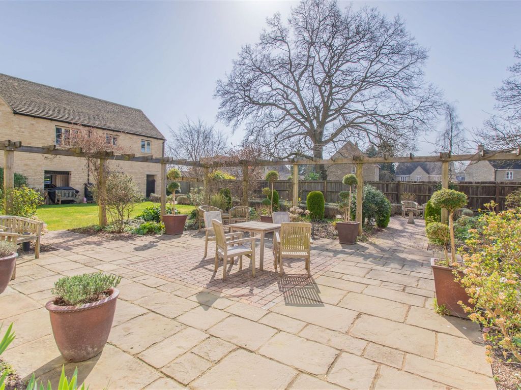 2 bed flat for sale in London Road, Tetbury GL8, £300,000