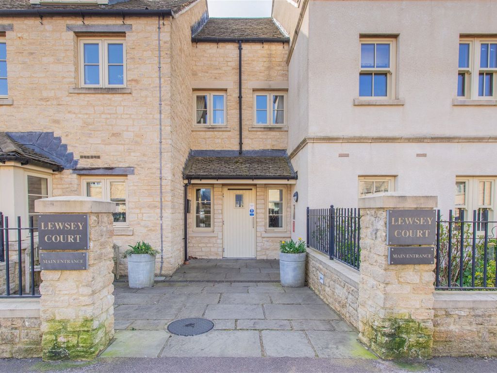 2 bed flat for sale in London Road, Tetbury GL8, £300,000