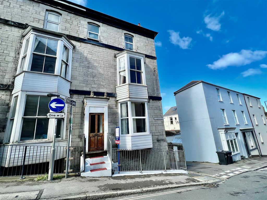 4 bed property for sale in Fortuneswell, Portland DT5, £325,000