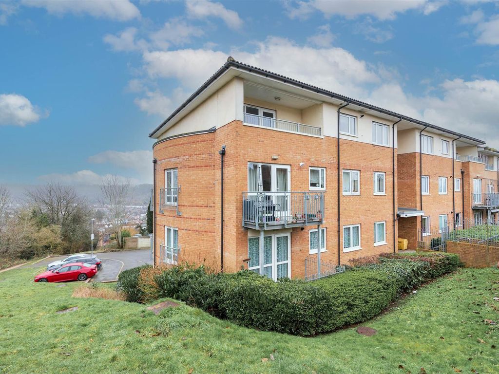 2 bed flat for sale in Windrush Drive, High Wycombe HP13, £117,500
