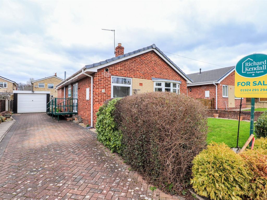 2 bed detached bungalow for sale in Cleveland Garth, Wakefield WF2, £250,000