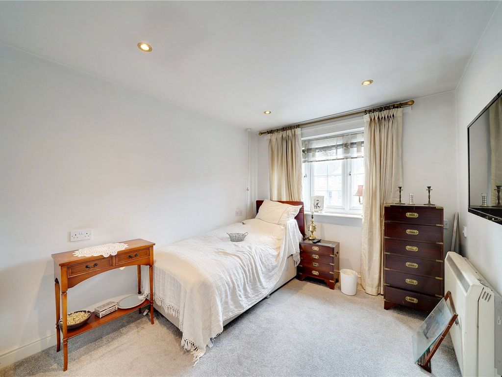 1 bed flat for sale in Cockfosters Road, Cockfosters, Barnet EN4, £200,000