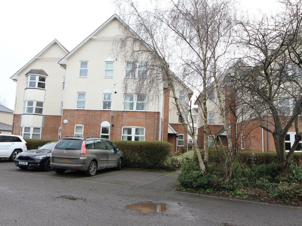 2 bed flat for sale in Arthur Road, Christchurch BH23, £185,000