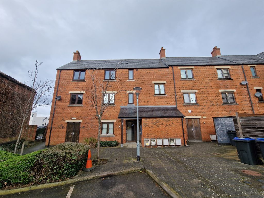2 bed flat for sale in New Street, Hinckley LE10, £120,000