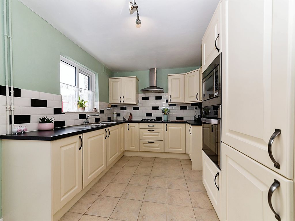 3 bed end terrace house for sale in Essex Road, Stamford PE9, £240,000