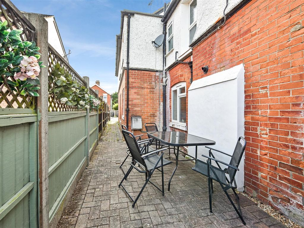 2 bed maisonette for sale in Old Winton Road, Andover SP10, £199,950