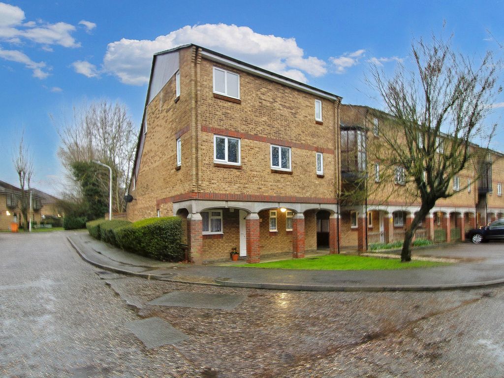 1 bed flat for sale in Woodstock Crescent, Laindon West SS15, £195,000