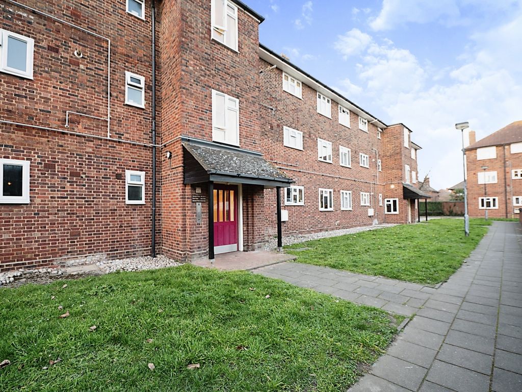 1 bed flat for sale in Dart Green, South Ockendon, Essex RM15, £130,000
