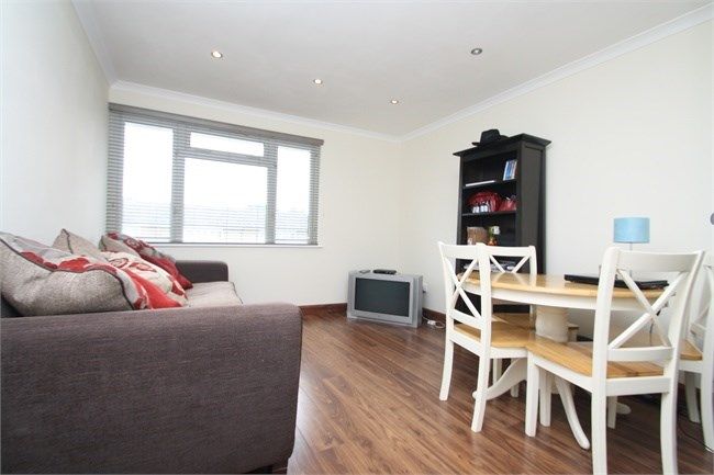 1 bed flat for sale in Elmbank Avenue, Englefield Green, Egham TW20, £180,000