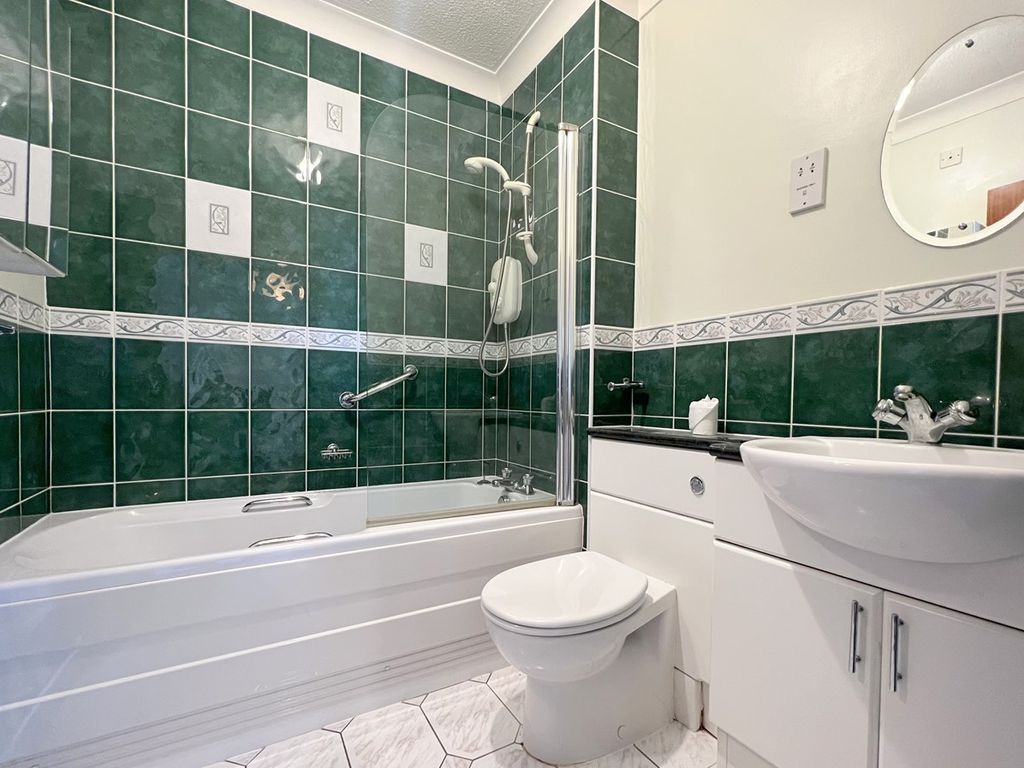 3 bed flat for sale in Boscombe Cliff Road, Bournemouth BH5, £270,000