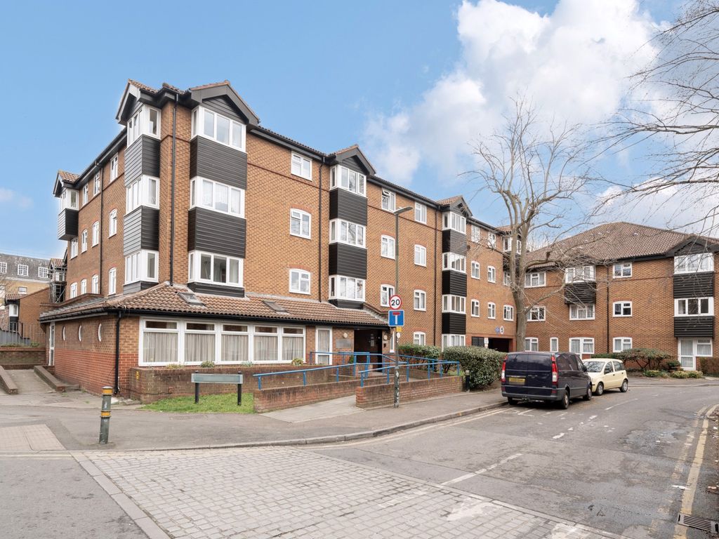 1 bed flat for sale in Chatsworth Place, Mitcham CR4, £100,000