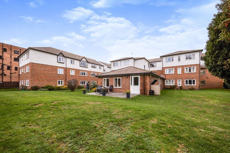 2 bed flat for sale in Montague Lodge, Beckenham BR3, £200,000