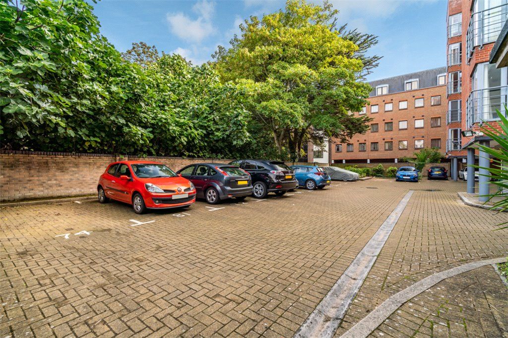 2 bed flat for sale in Orchard Place, Southampton, Hampshire SO14, £160,000