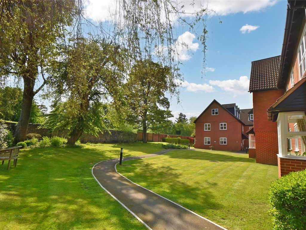 1 bed flat for sale in River Park, Marlborough, Wiltshire SN8, £155,000