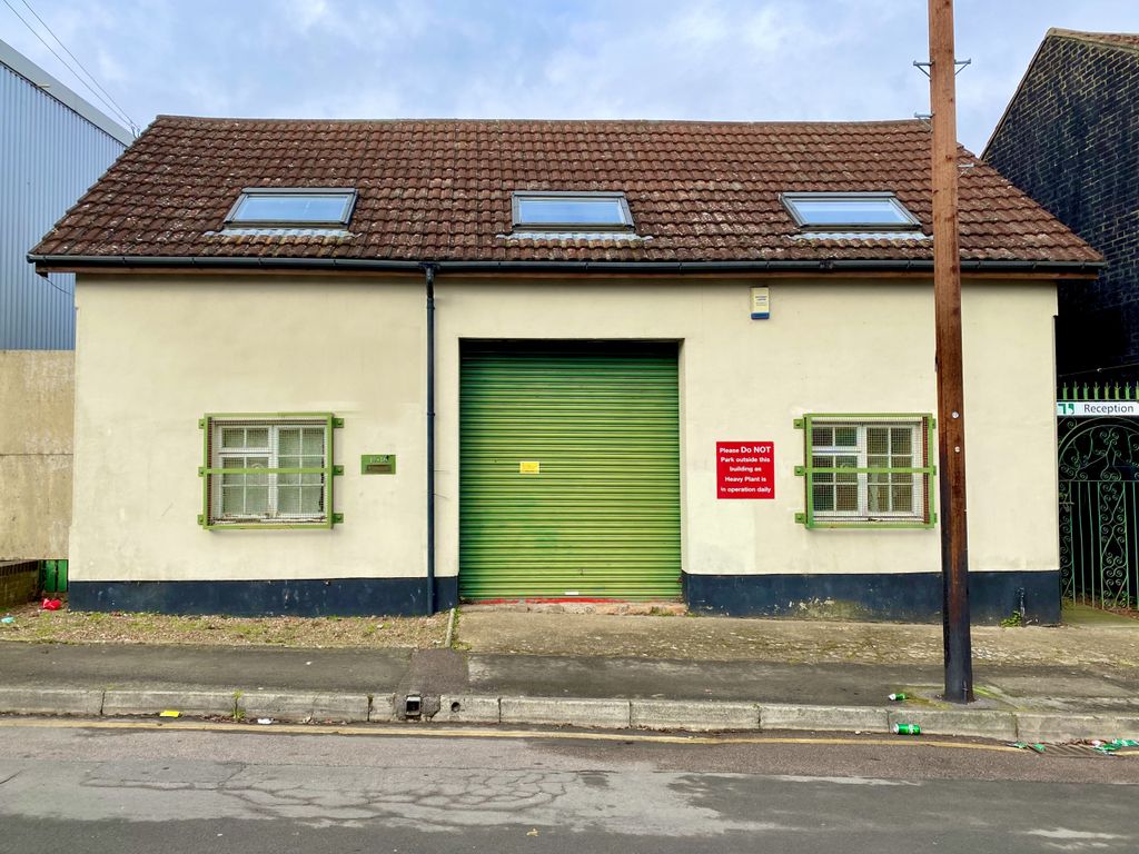 Office for sale in 14-16 Chase Street, Luton, Bedfordshire LU1, Non quoting