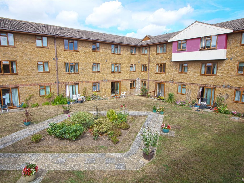 1 bed flat for sale in Allington Court, Outwood Common Road, Billericay CM11, £170,000