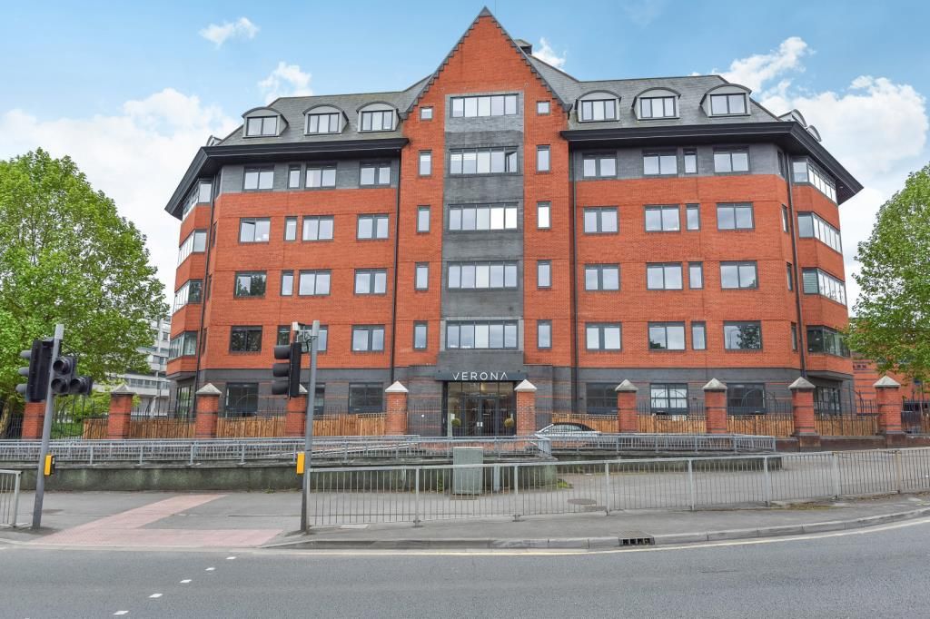 1 bed flat for sale in Slough, Berkshire SL1, £210,000